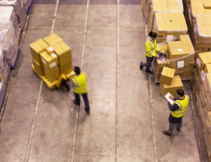 Équipe d'entrepôt préparant des commandes de distribution